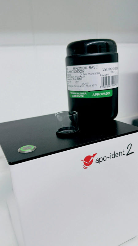 Equipamento Apo-Ident 2 analisando um frasco de minoxidil base aprovado